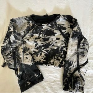 BLACK AND WHITE CROPPED SWEATSHIRT